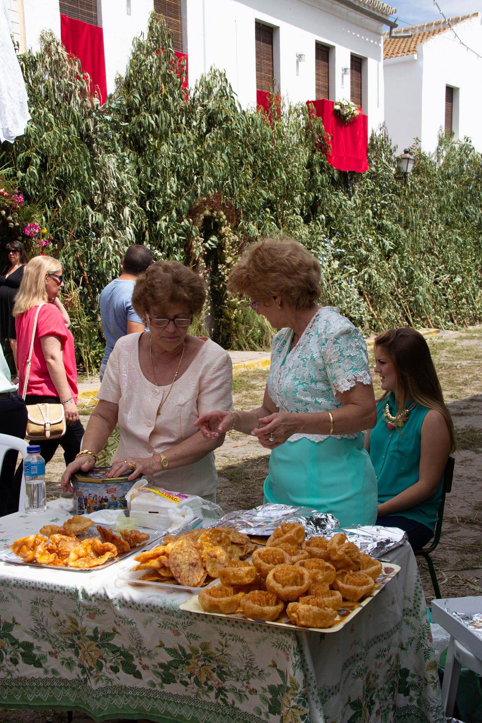 Todos los convecinos de Hinojos participan de la liturgia de preparar el jardín onírico que debe servir de alfombra a la Custodia.