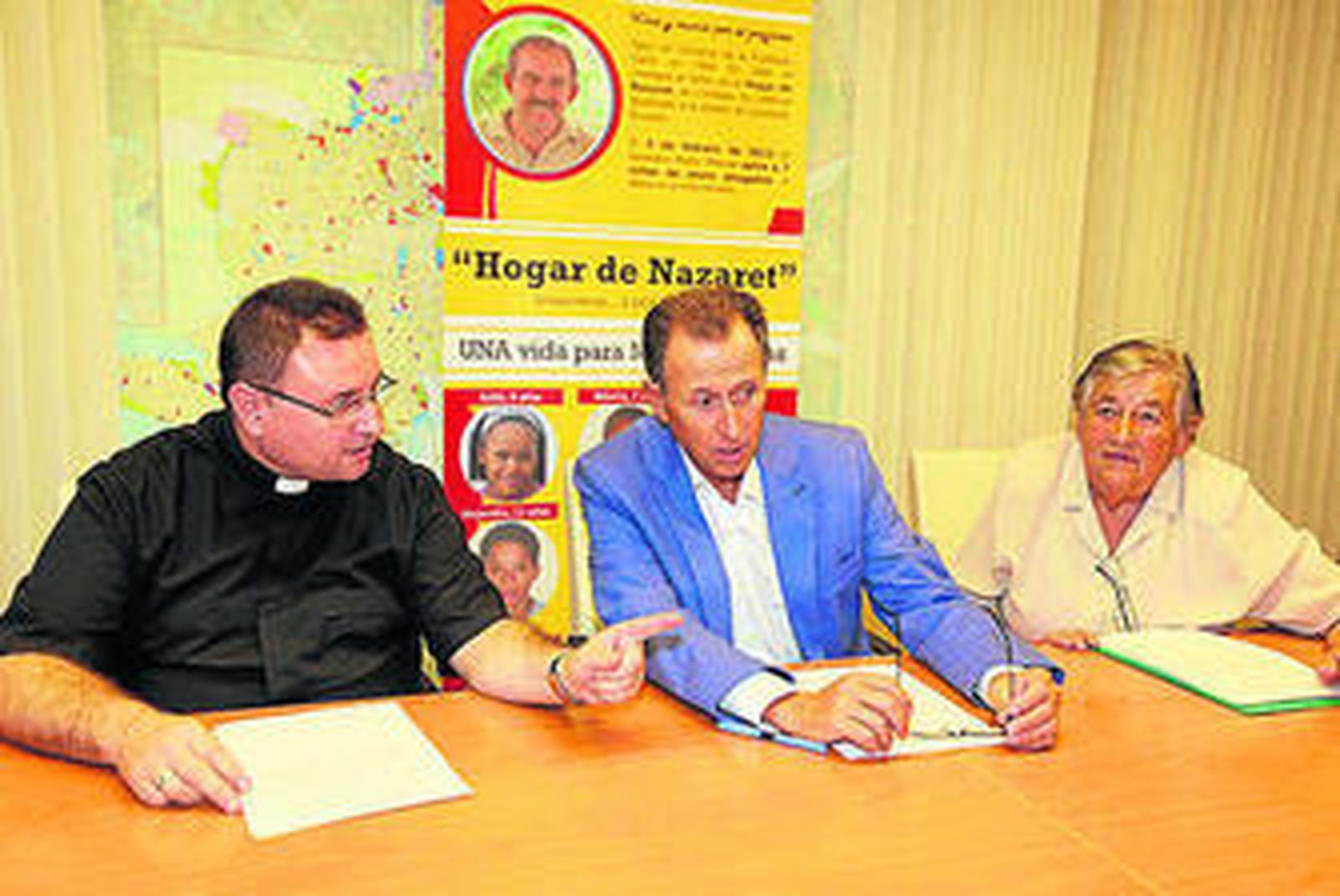 El alcalde con Antonia Rendón y el arcipreste José Manuel Daza.