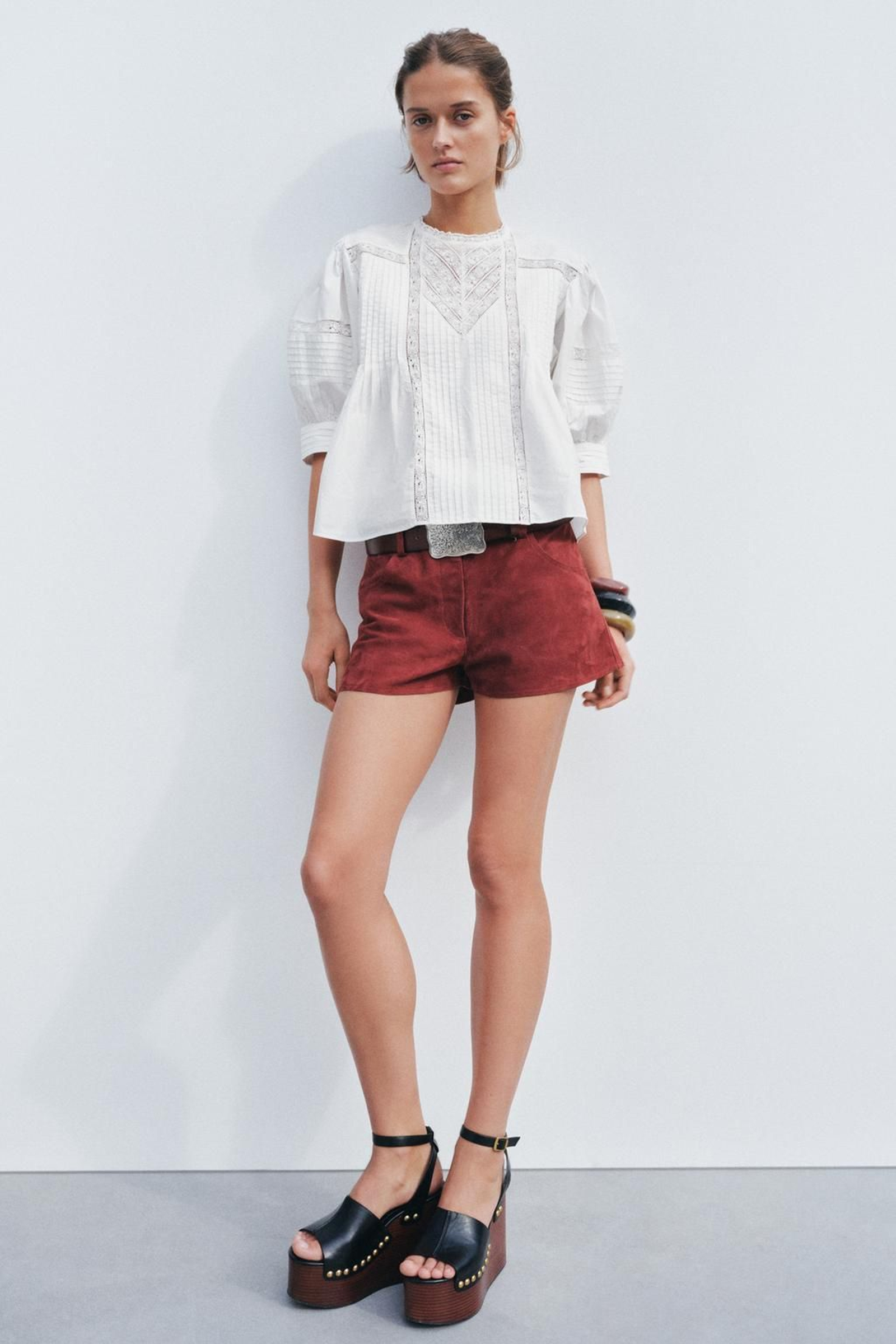 Blusa blanca de encajes de Zara.