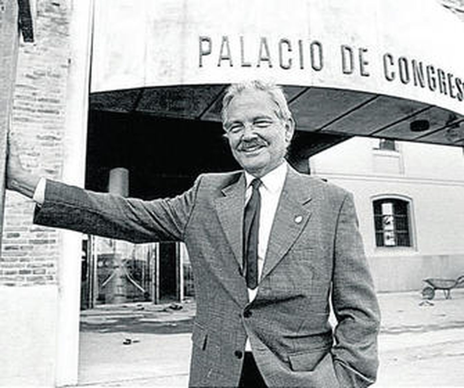 Carlos Díaz, frente al Palacio de Congresos, donde en su día propuso ubicar la Facultad de Derecho.