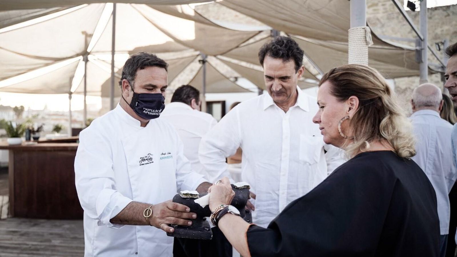 Ángel León sirve uno de los aperitivos en la terraza de Aponiente