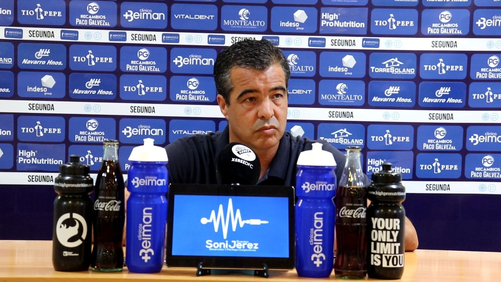 Pérez Herrera atiende a los medios en la sala de prensa de Chapín antes del choque contra el Yeclano Deportivo.