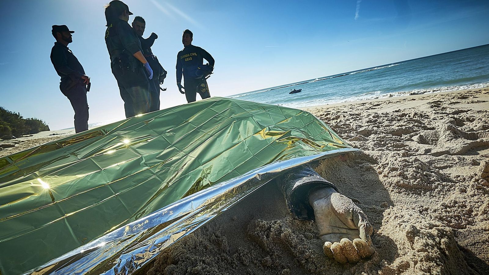 La mano de la novena víctima sale por debajo de la manta que lo cubre. El pasado viernes en los Caños.