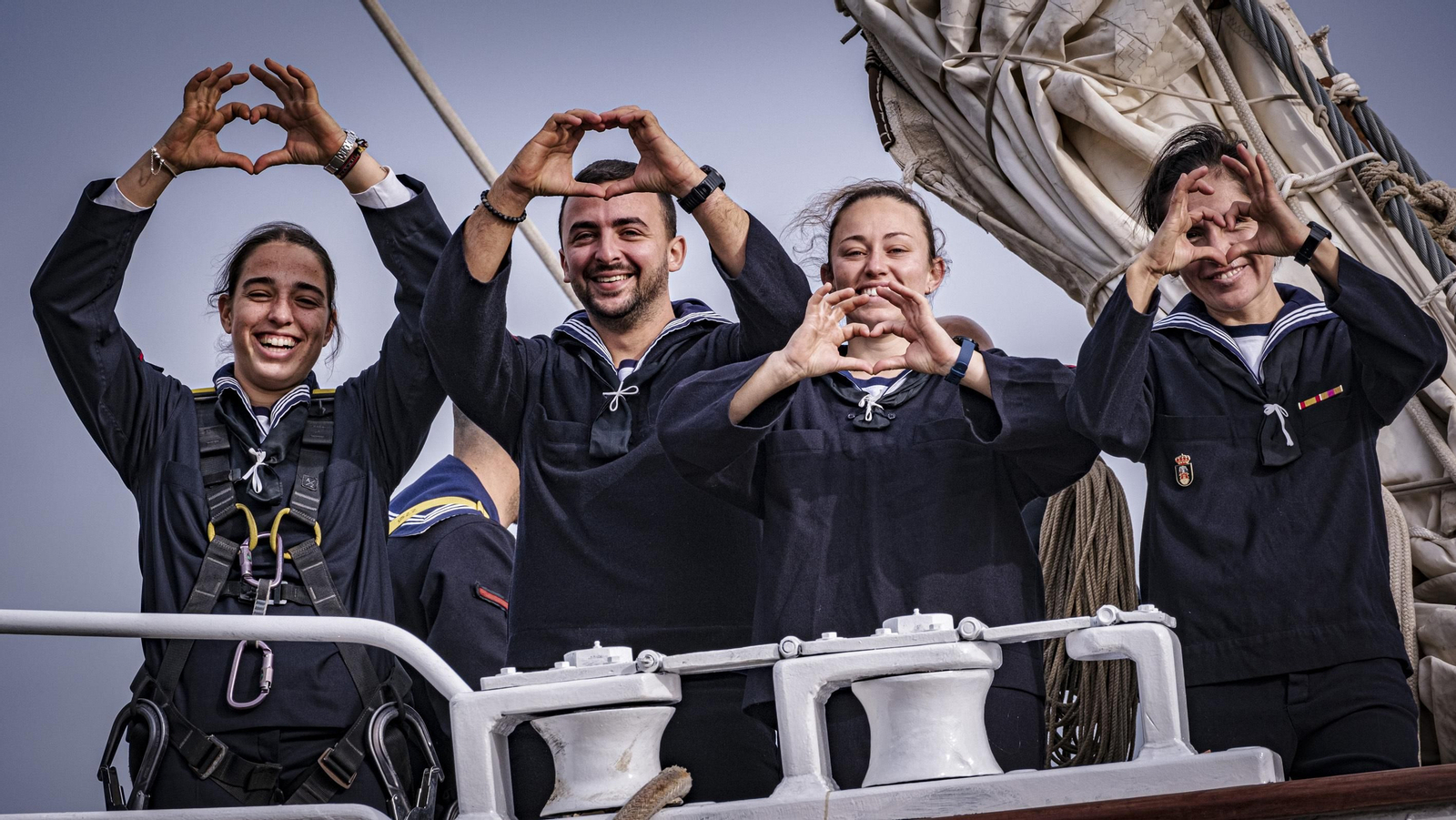 Salida del buque escuela J. S. de Elcano de los muelles de Cádiz para emprender su XCVI Crucero de Instrucción