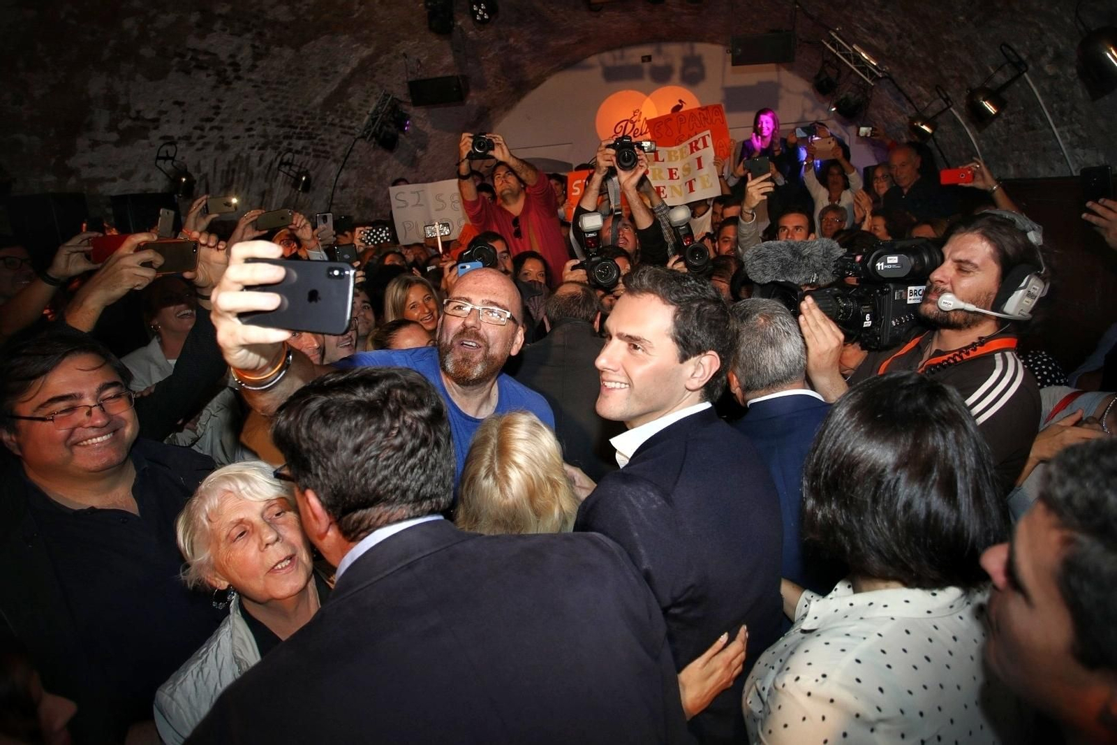 El líder de Ciudadanos, Albert Rivera, se ha estrenado arropado por sus compañeros en un acto en Cádiz.