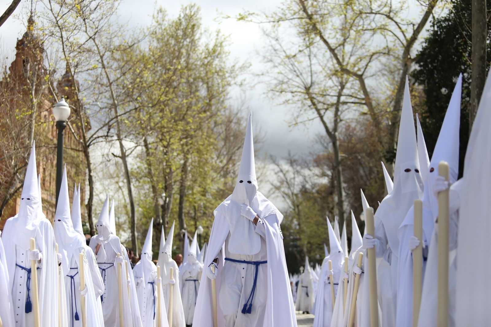 Nazarenos de la Paz, cofradía que abre la Semana Santa de Sevilla.