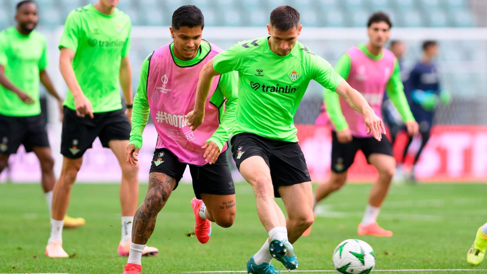 Cucho Hernández presiona a Perraud durante un entrenamiento. Cucho Hernández presiona a Perraud durante un entrenamiento.