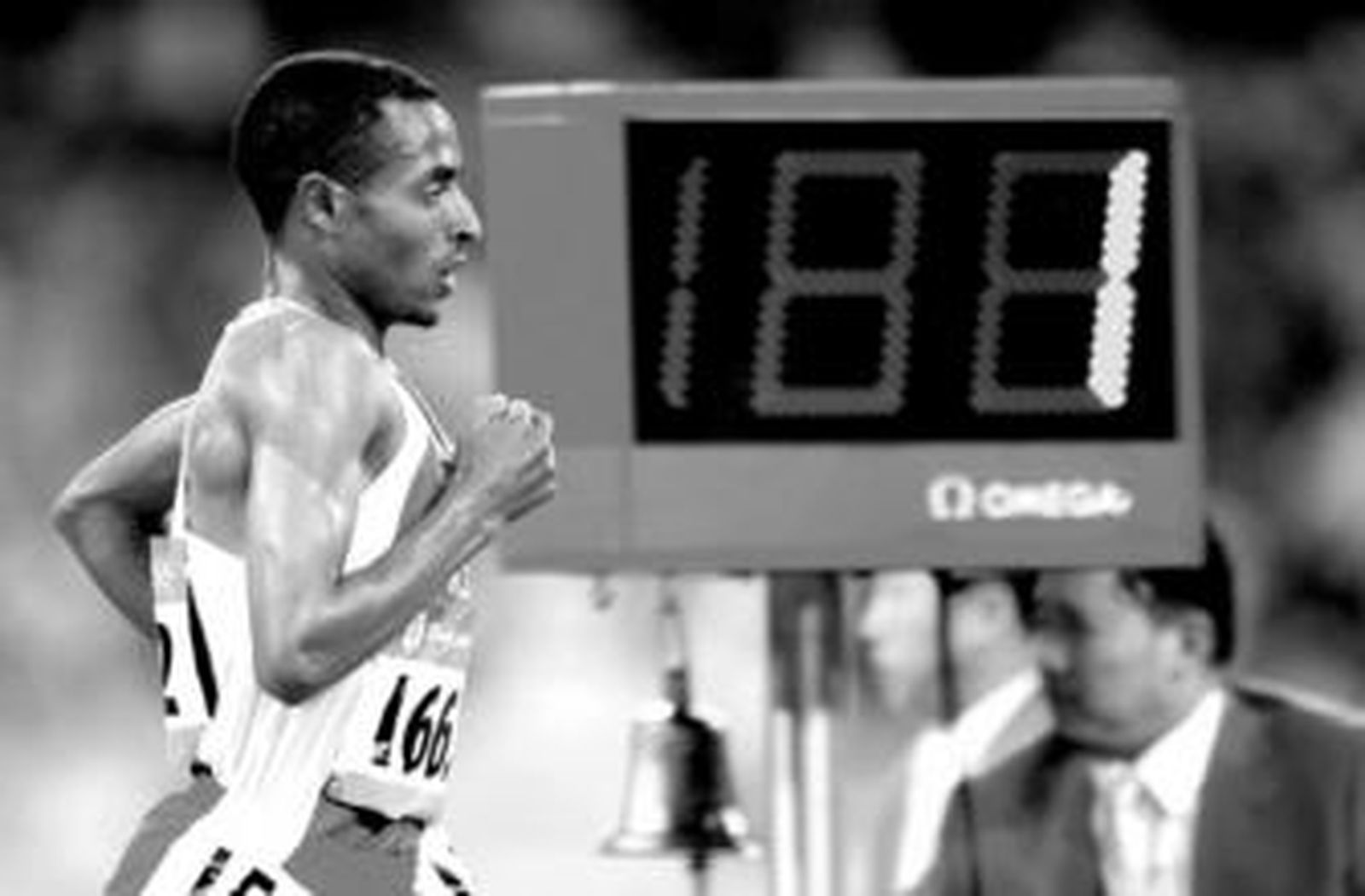 Bekele cruza la meta a falta de una vuelta para su victoria en los 10.000 metros.