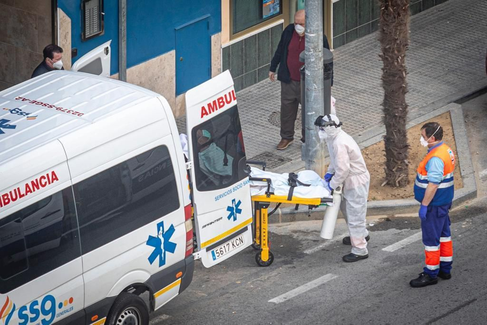Una ambulancia traslada a un enfermo con todas las medidas de seguridad.