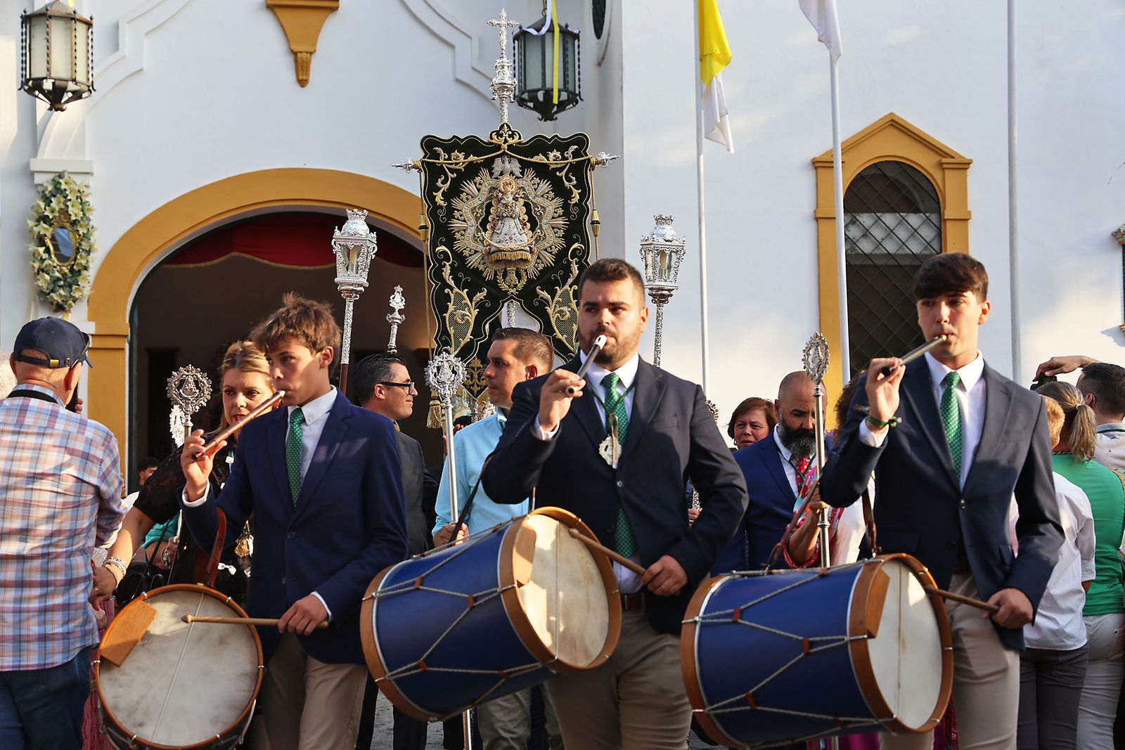Imágenes del Rosario Jubilar rociero celebrado por las 25 hermandades filiales de la Matriz de Almonte en La Merced