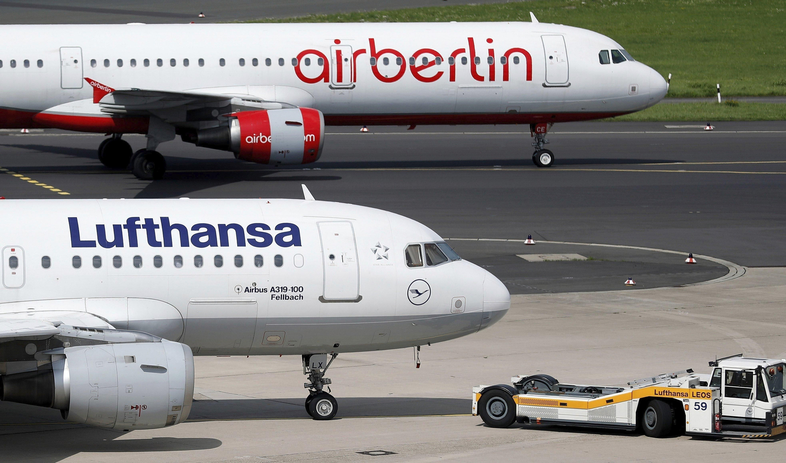 Aviones  de la aerolínea Lufthansa y de Air Berlín en el aeropuerto de Düsseldorf .