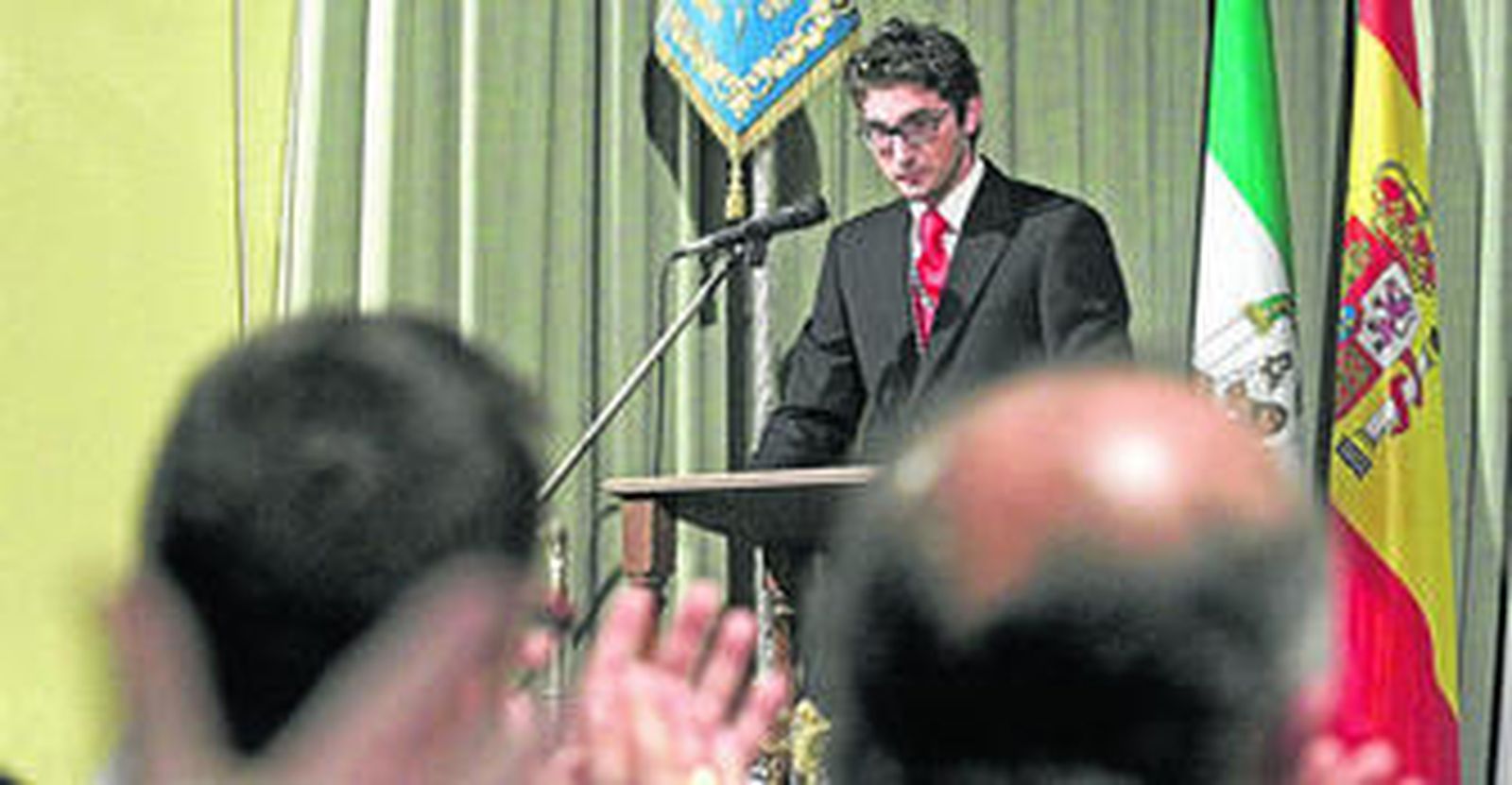 El auditorio del Círculo Mercantil aplaude al pregonero juvenil.