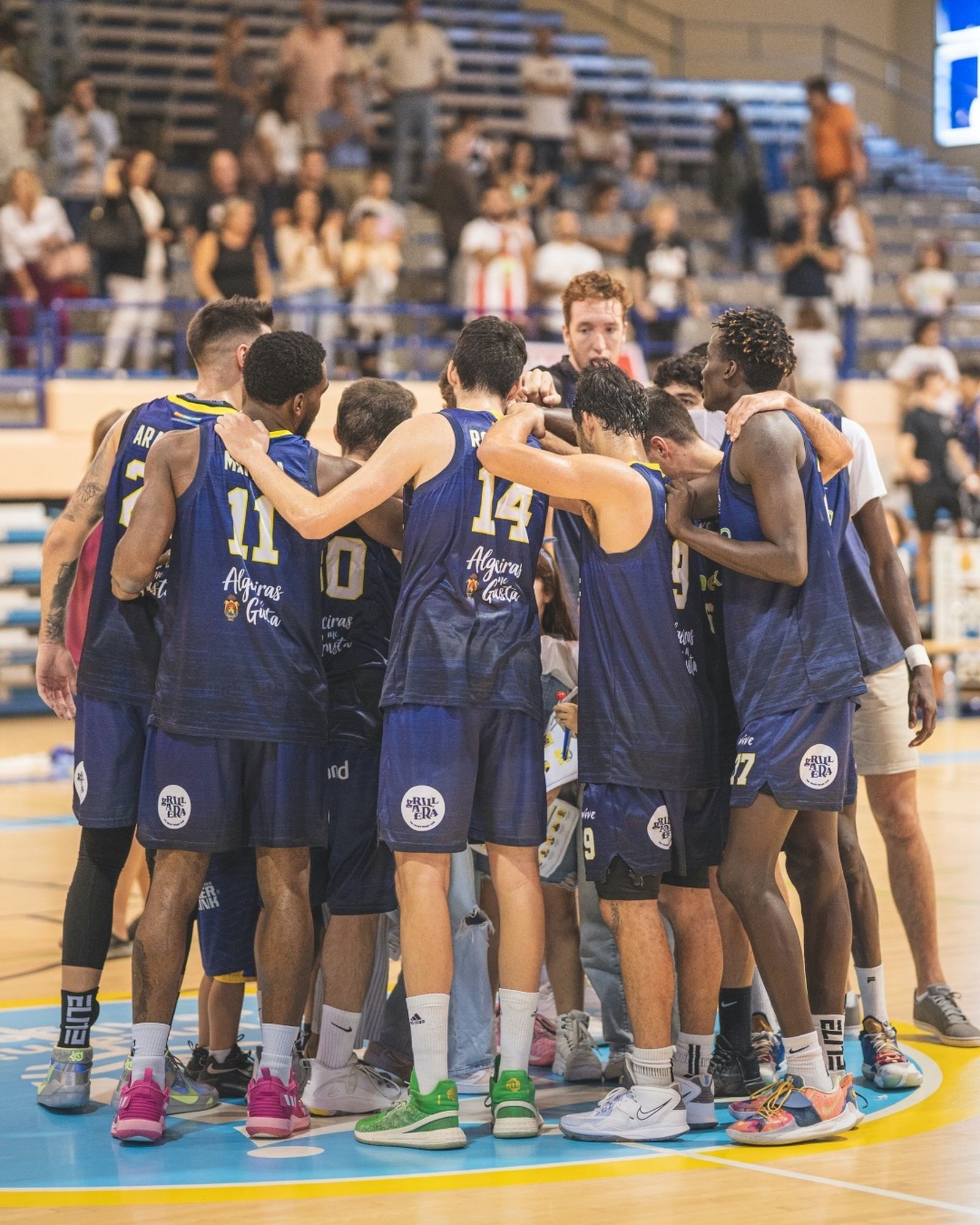 Los jugadores de Udea hacen piña.