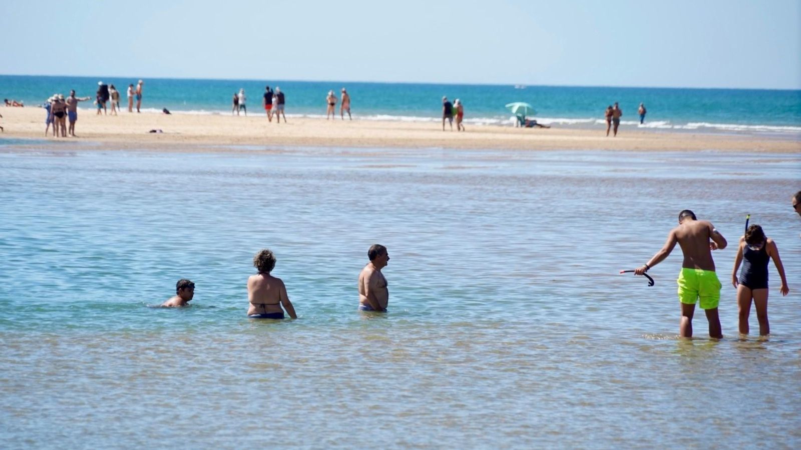 Una playa tranquila e ideal para el baño