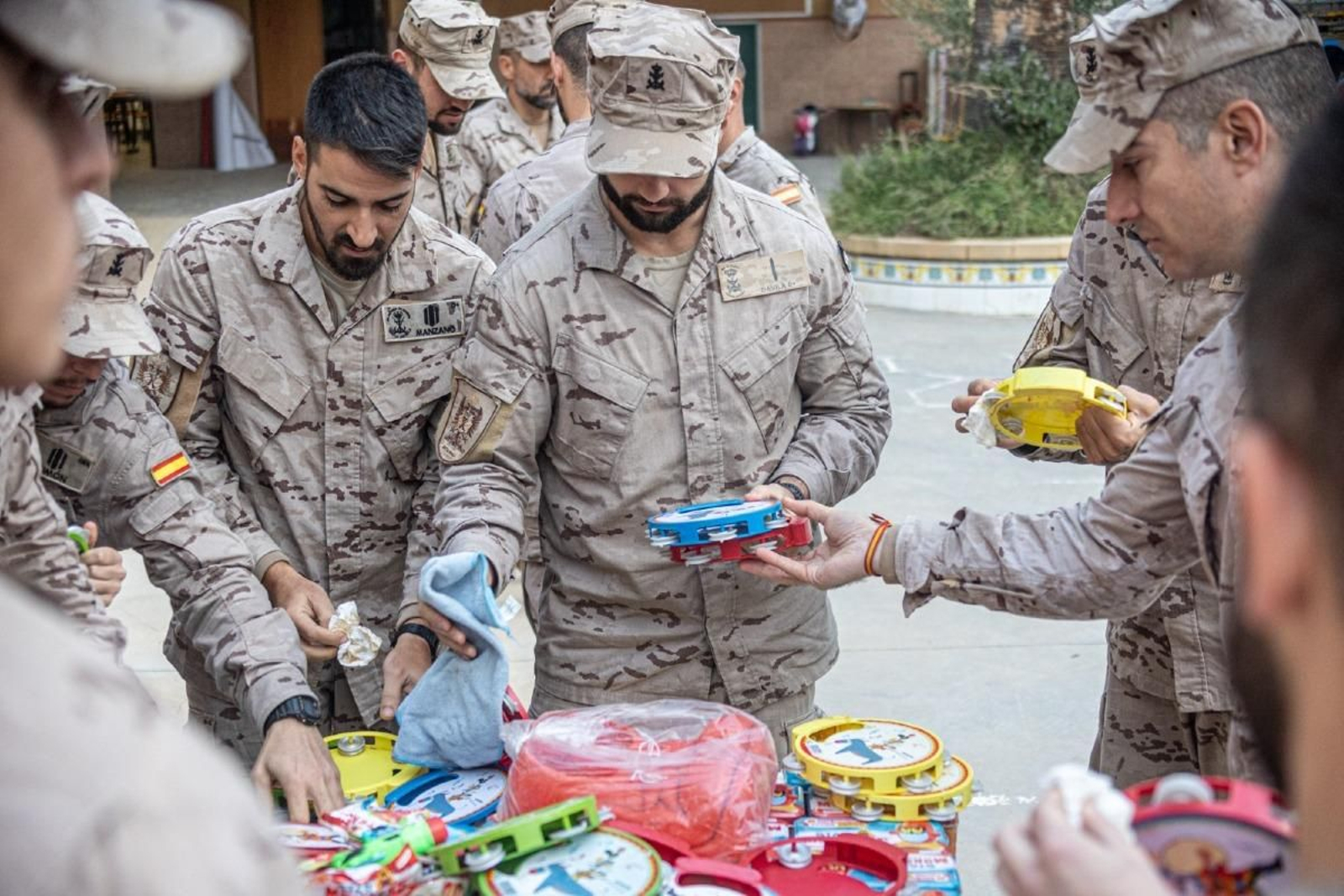 El trabajo incansable de los militares gaditanos en Valencia