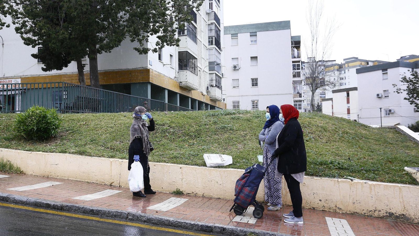 Vecinas con mascarilla y respetando las distancias.