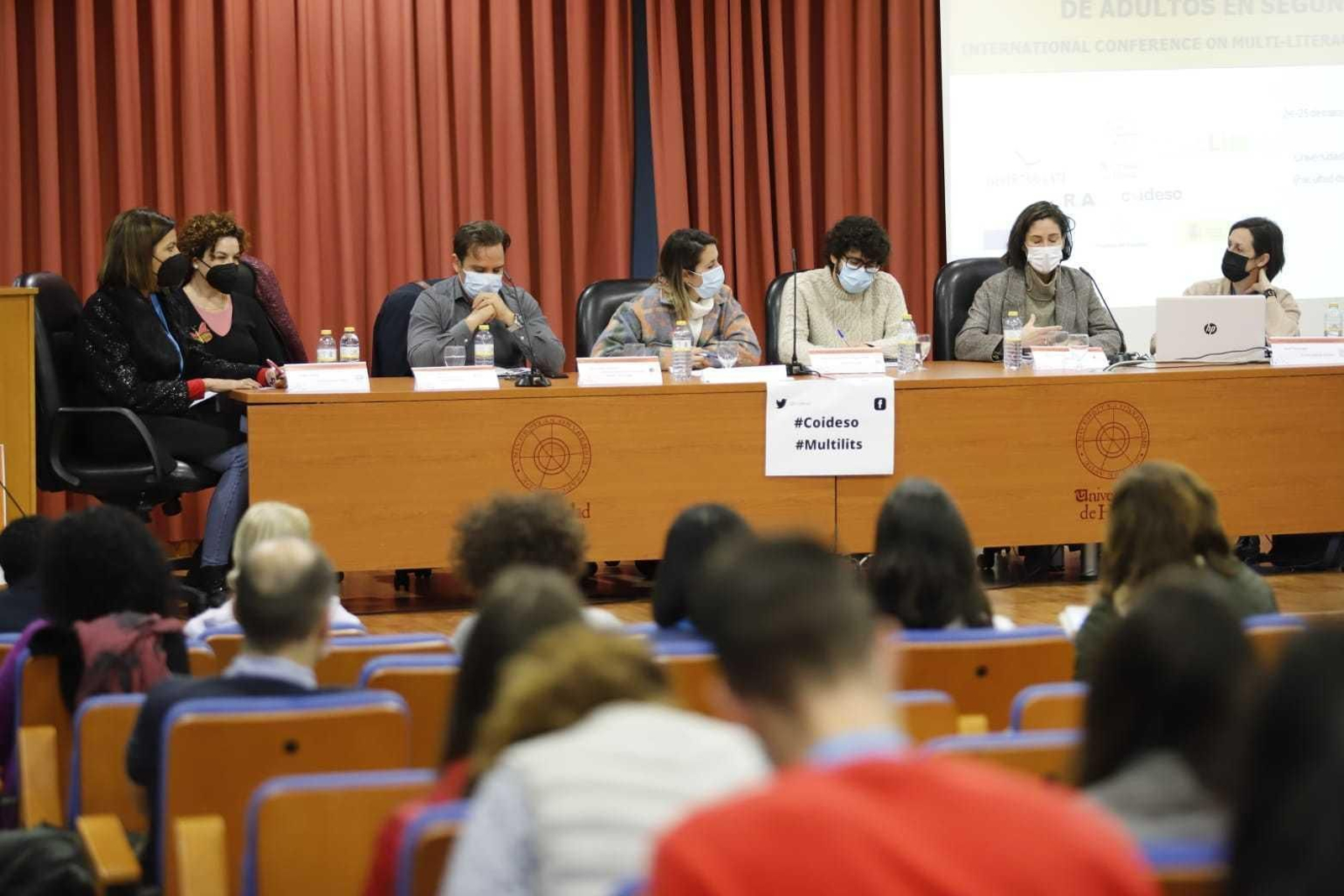 Mesa redonda sobre los retos de la alfabetización de adultos en el colectivo inmigrante.