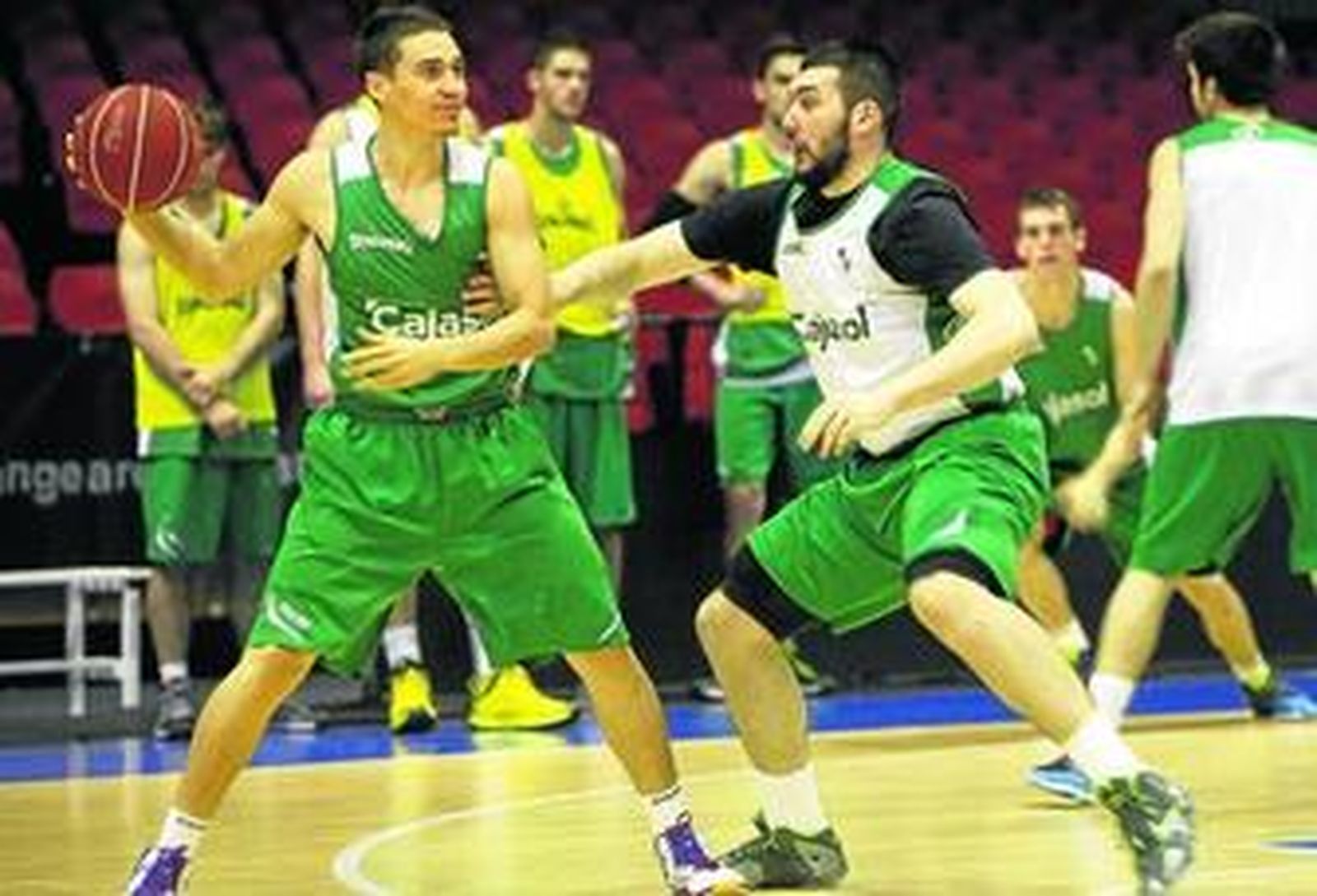 Bamforth busca con la mirada a un compañero para pasarle el balón ante la presión de Burjanadze en un entrenamiento reciente.
