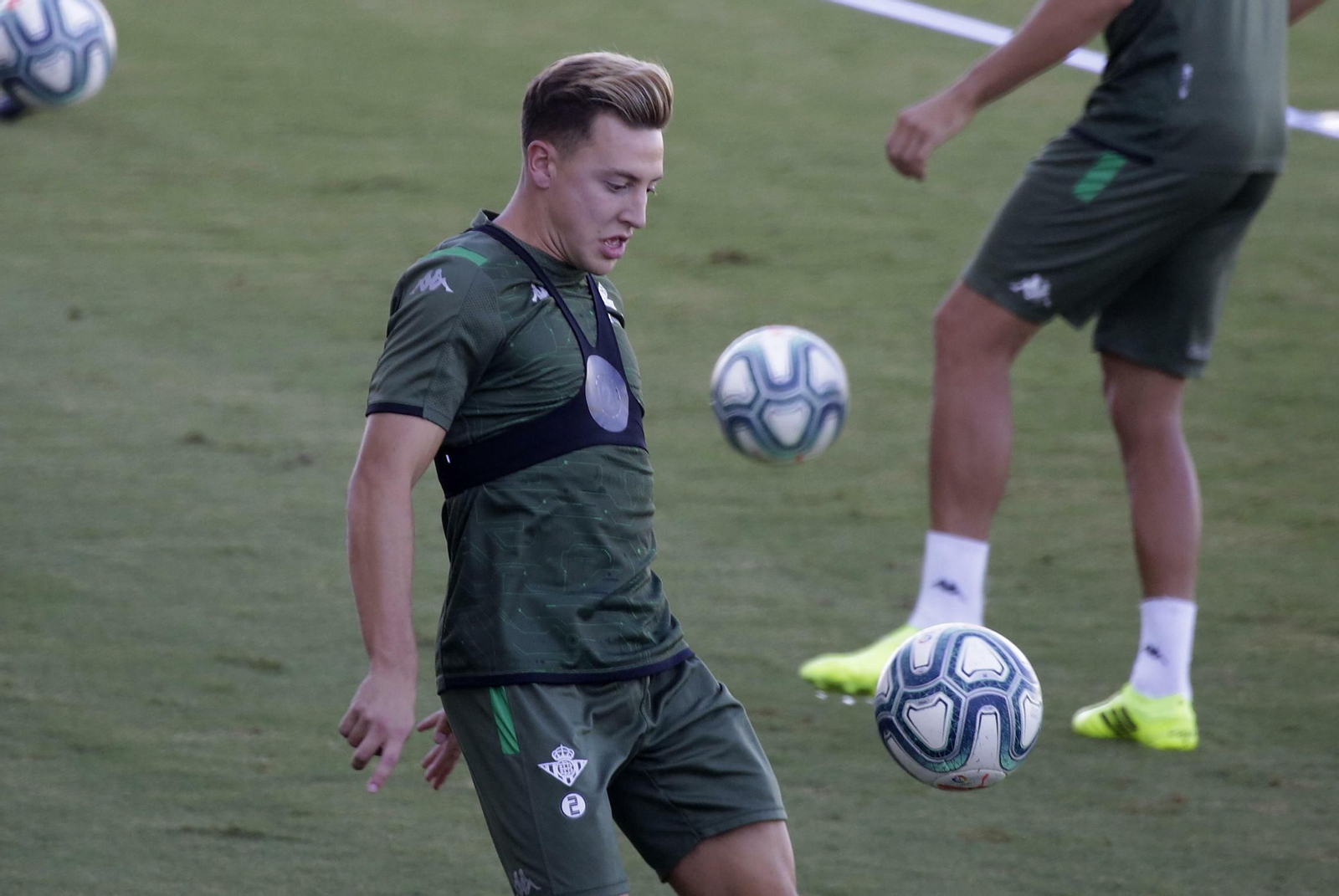Francis golpea el balón en un entrenamiento.