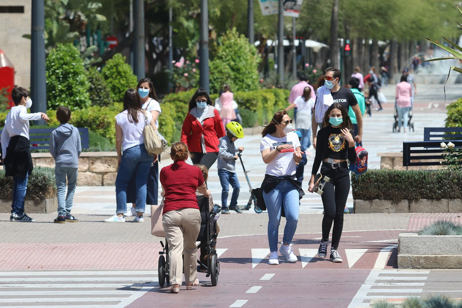 Fotogalería Los niños salen a la calle tras 43 días de confinamiento por coronavirus
