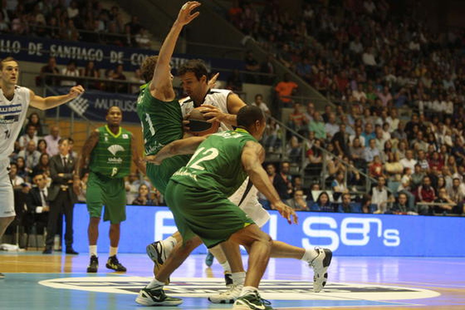 Unicaja vence en Santiago al Blusens Monbus por 71-78 después de sobreponerse a un mal inicio

Foto: ACBMEDIA