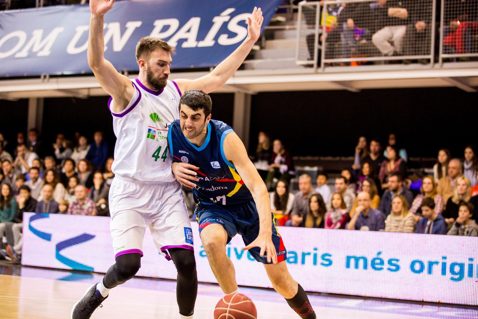 Giorgi Shermadini intenta sobrepasar a Musli en el choque ante el Unicaja disputado en Andorra.