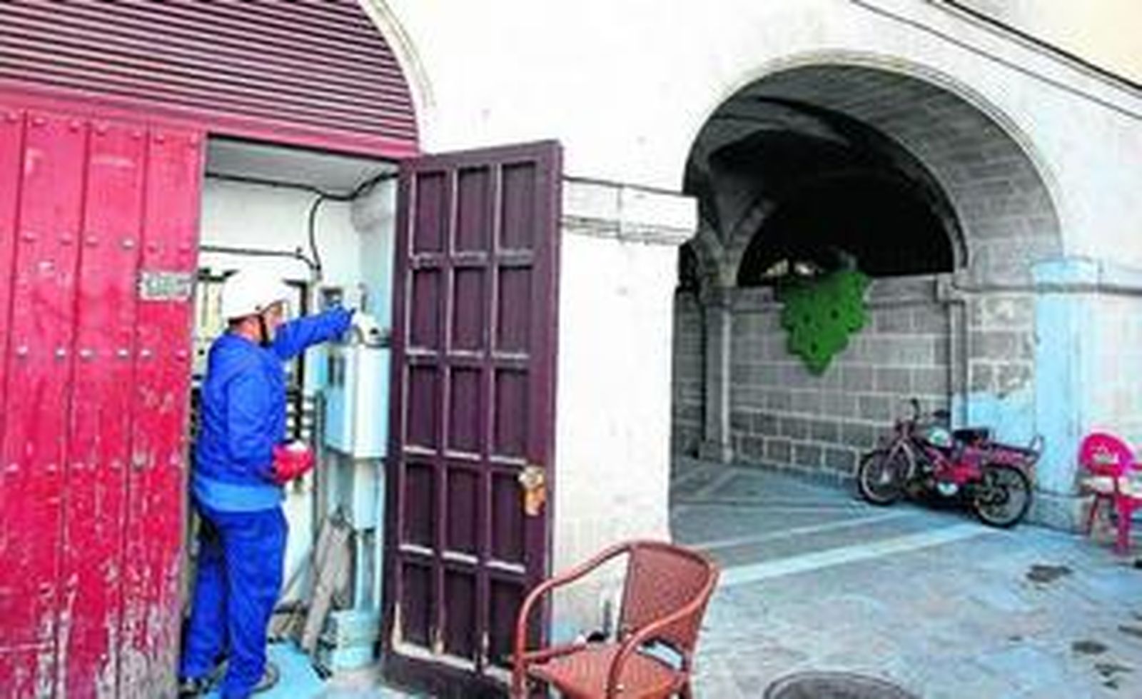 Un operario de Endesa devuelve el suministro eléctrico a Urbanismo en Jerez, ayer, a las once de la mañana.