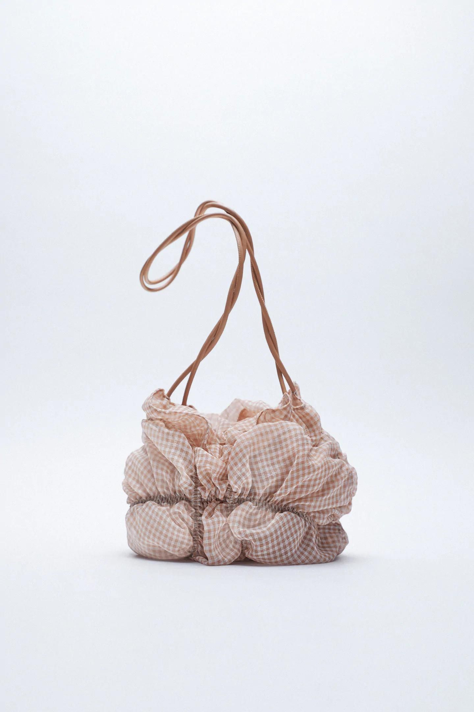 Bolso tipo saco de organza en cuadros vichy de color naranja de Zara.