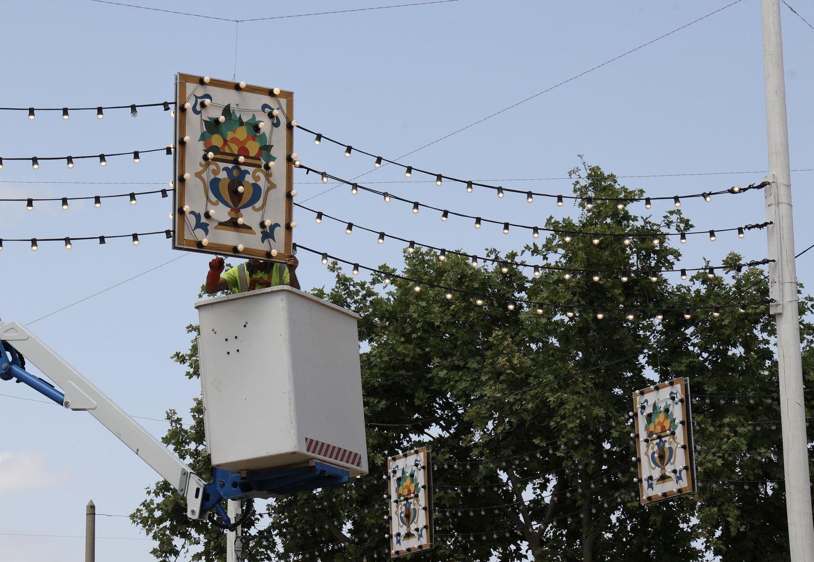 Montaje de la Feria tras el apagón