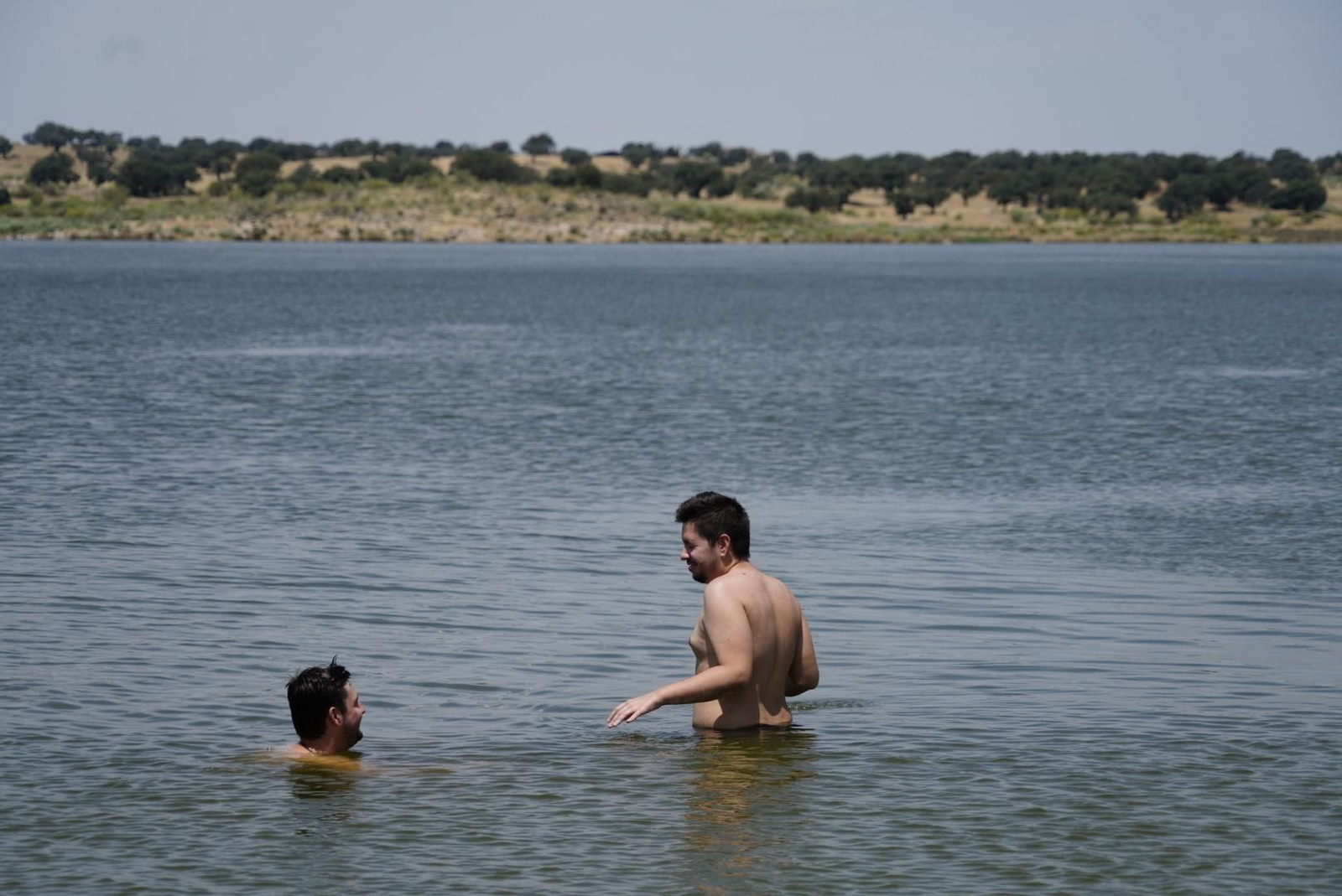 El inicio de la temporada de baño en la playa de La Colada, en fotografías