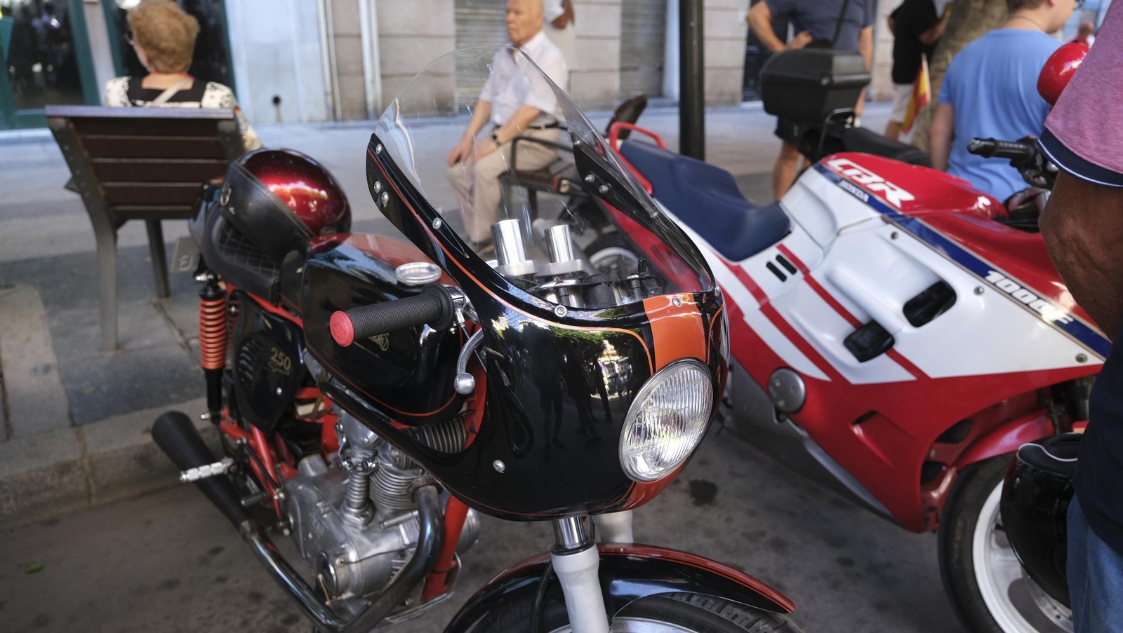 Exposición de Motos Antiguas de la Feria de Almería, en imágenes