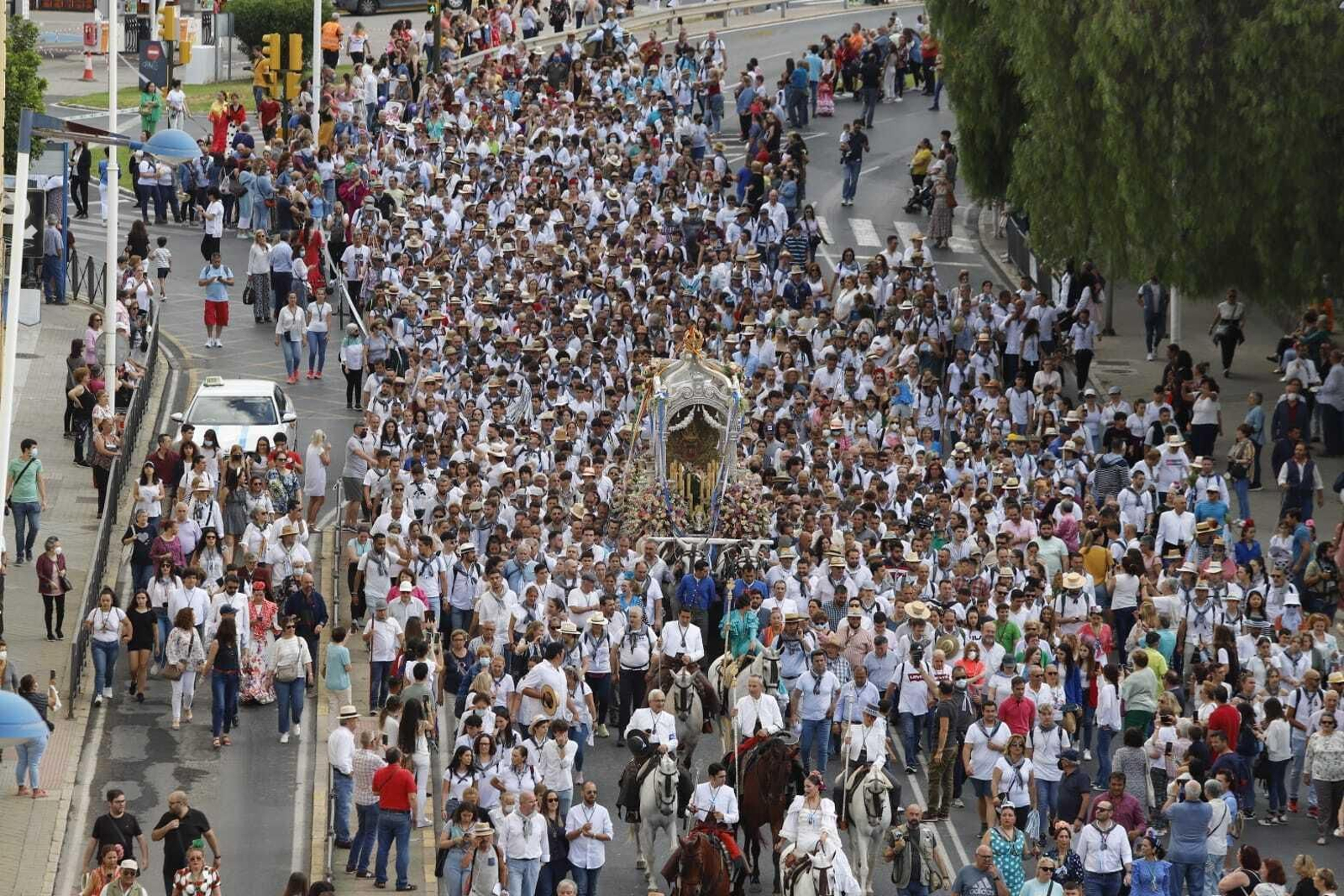 Las primeras imágenes de la Hermandad del Rocío de Huelva por las calles de la capital