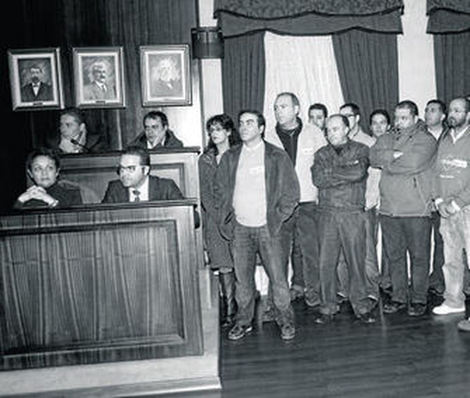 Trabajadores de Giahsa, durante un Pleno en Lepe.