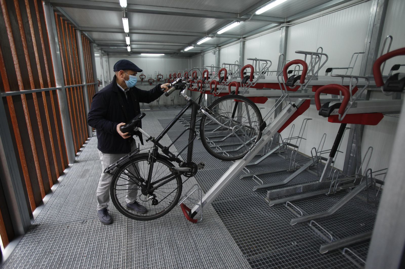 Un usuario de bicicleta aparca en la biciestación de San Bernardo el día de su estreno.