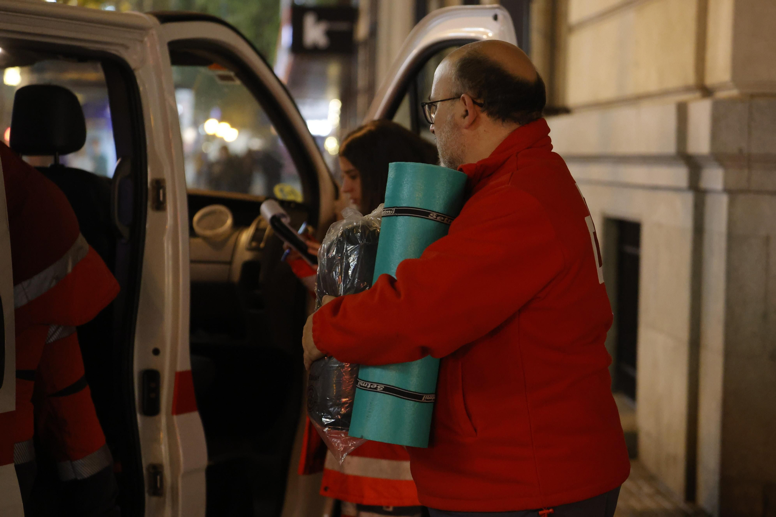 Una noche con el servicio de atención a personas sin hogar de Cruz Roja Córdoba, en imágenes