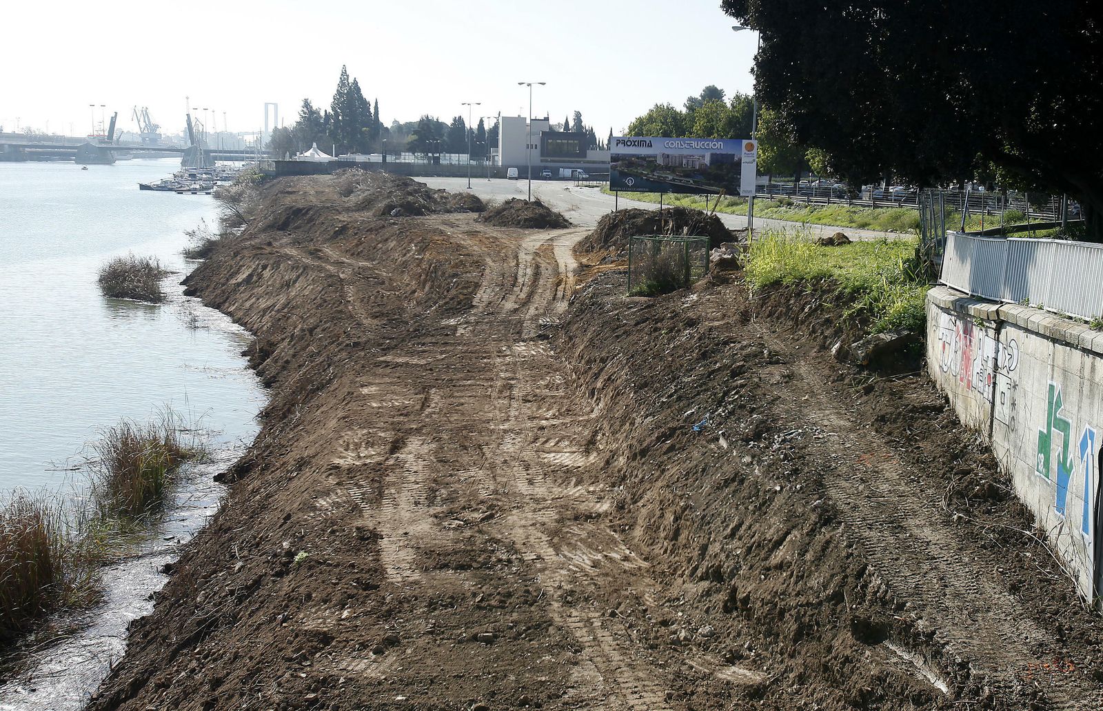 Obras en el Jardín de las Cigarreras, junto al Puente de Los Remedios.