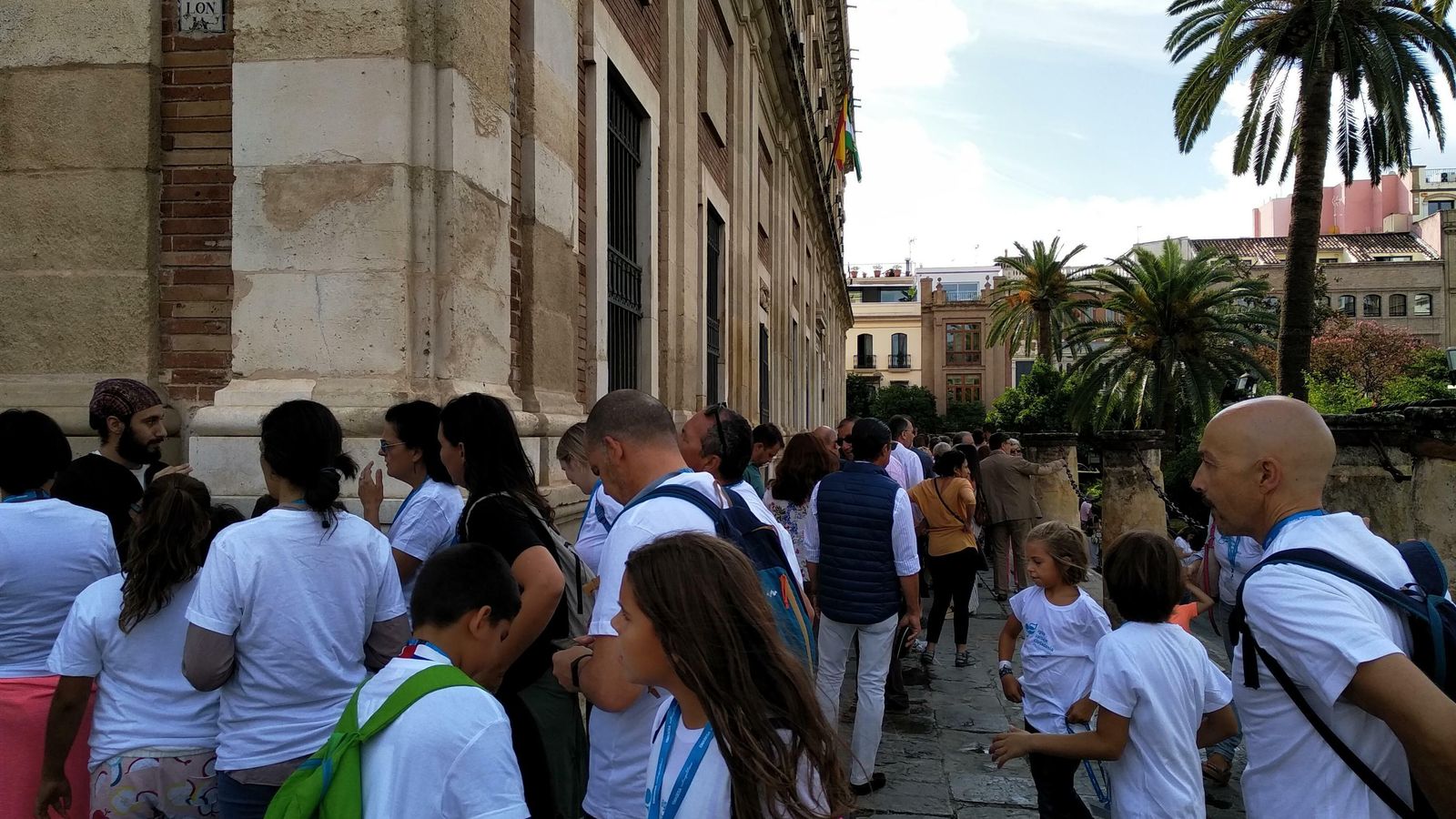 Los 100 niños participantes recorrerán enclaves como el Archivo de Indias, San Telmo, el Río Guadalquivir, la Torre del Oro, los Jardines del Cristina o la Casa de	la Moneda.