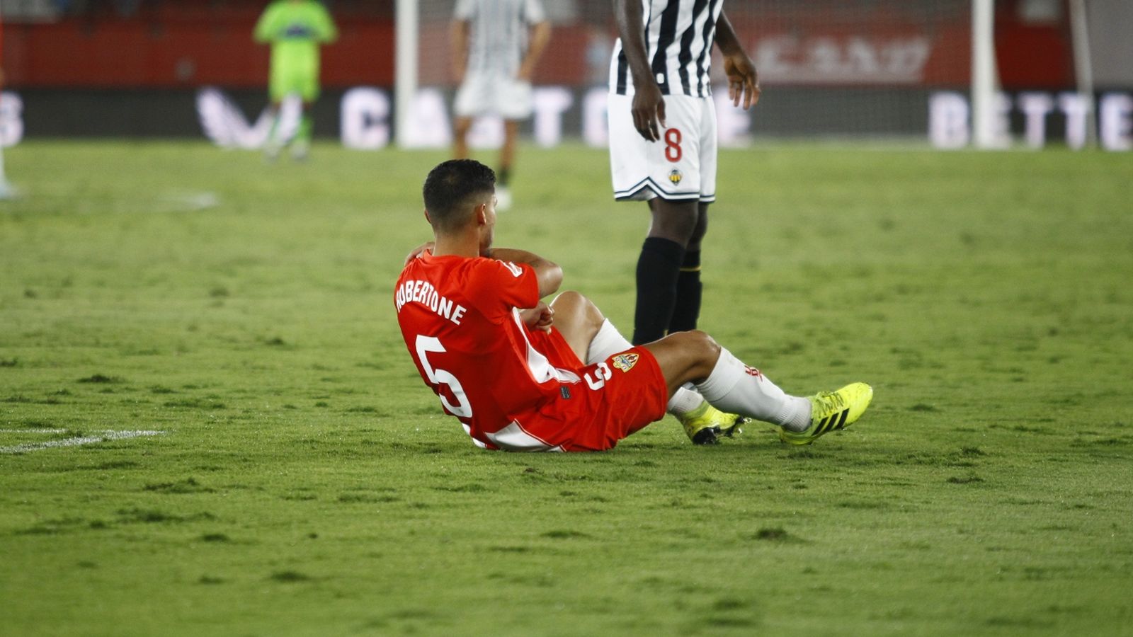 Lucas Robertone se echa la mano al hombro condolido en el duelo contra el Castellón.