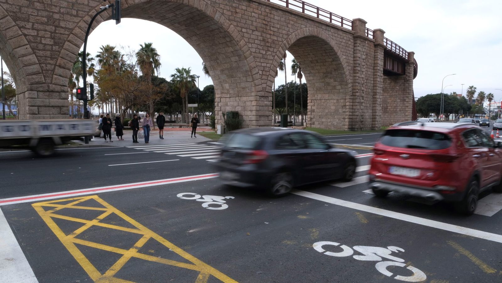 Coches circulando por el centro de Almería.