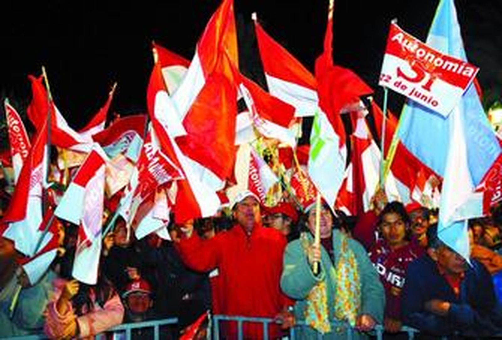 Los ciudadanos de Tarija celebran el sí en el referéndum de autonomía del domingo.