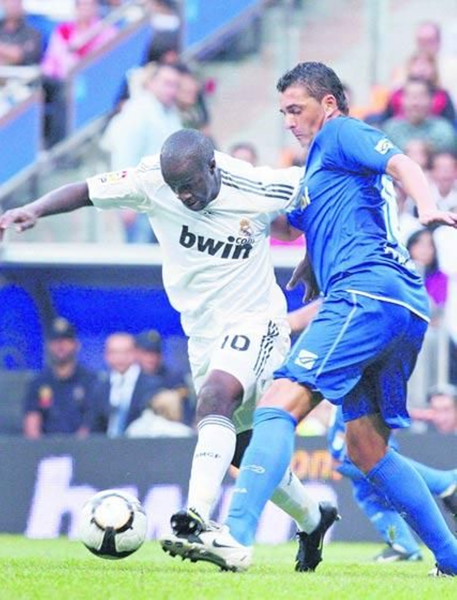Viqueira fue protagonista de una de las goleadas en contra más sonadas que ha sufrido el Bernabeu. Fue un 0-3 con el Recre donde el gallego metió un golazo de falta. En la imagen, lucha un balón con Lass Diarra

Foto: EFE