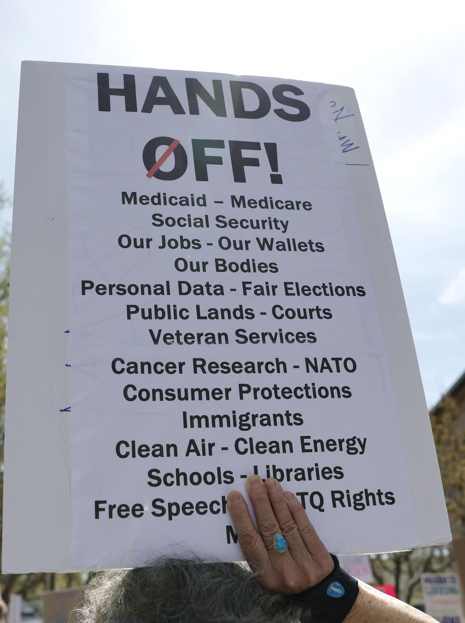 Miles de manifestantes contra Trump y Musk en EEUU: "¡Quita tus manos!"