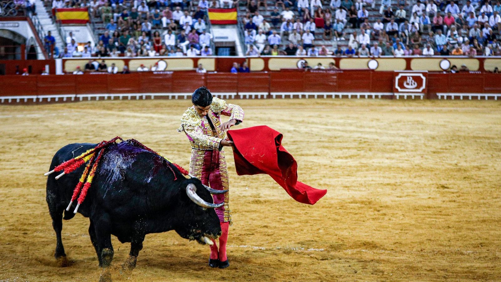 Pablo Aguado dejó muestras de su alegre toreo en los remates.