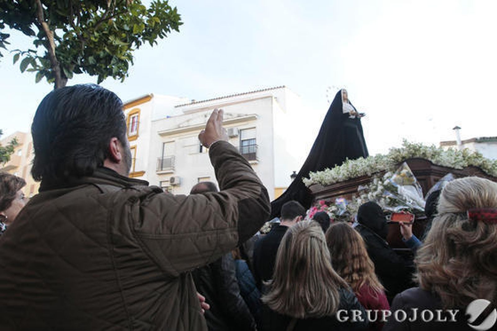 El cantaor Juan Lara canta una saeta a Nuestra Señora de Amor y Sacrificio en el momento en el que la Hermandad pasa por la calle Empedrada.

Foto: Jose Contreras
