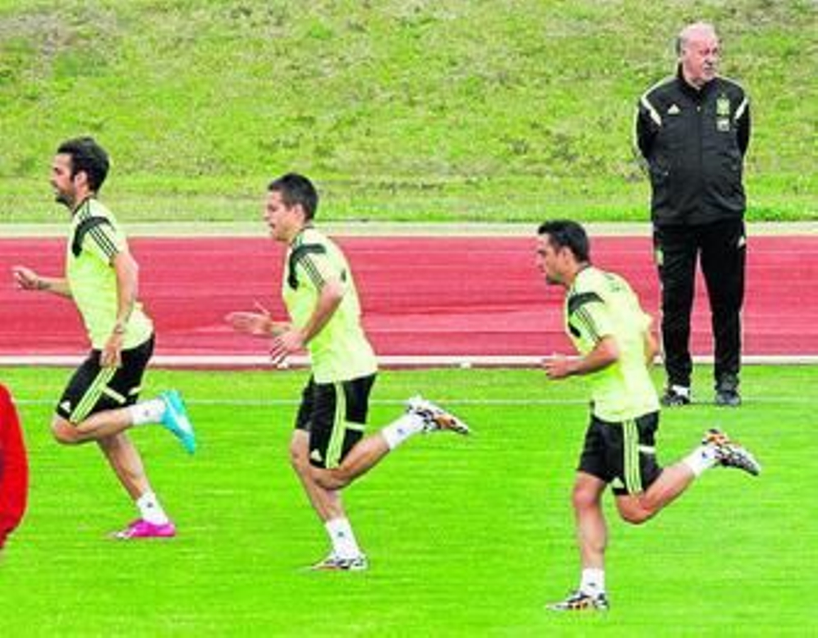 Xavi Hernández, último de la fila en un sprint.