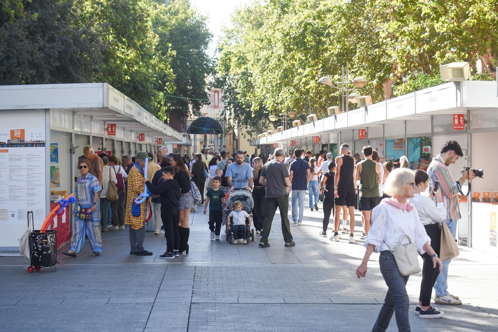 El mejor ambiente de la Feria del Libro de Córdoba en una de sus grandes jornadas, en imágenes
