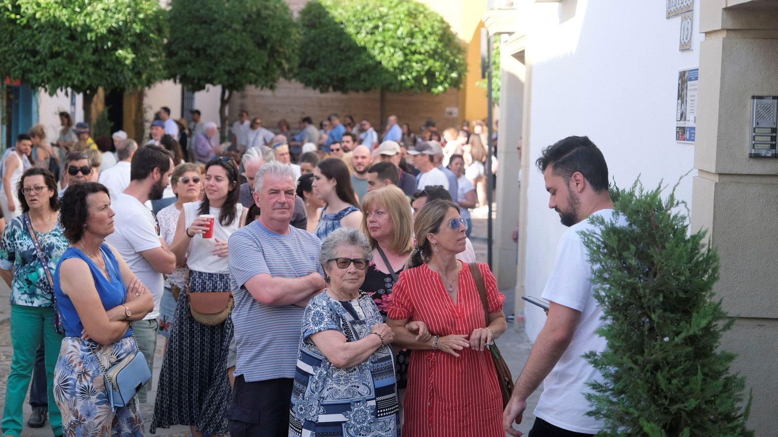 Domingo de colas en los patios del Alcázar Viejo.