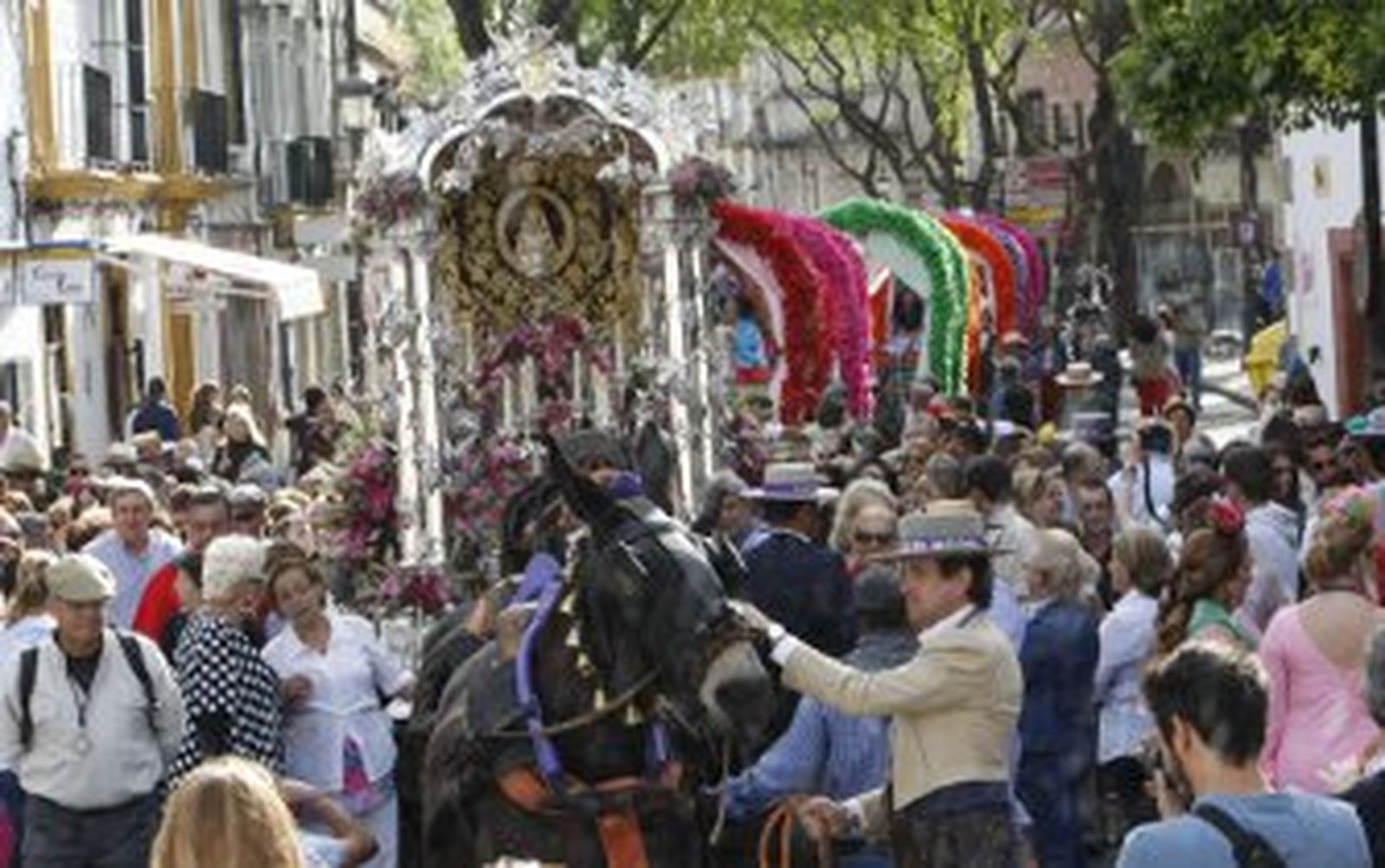 Jerez pone rumbo a El Rocío con una tranquila salida de la ciudad