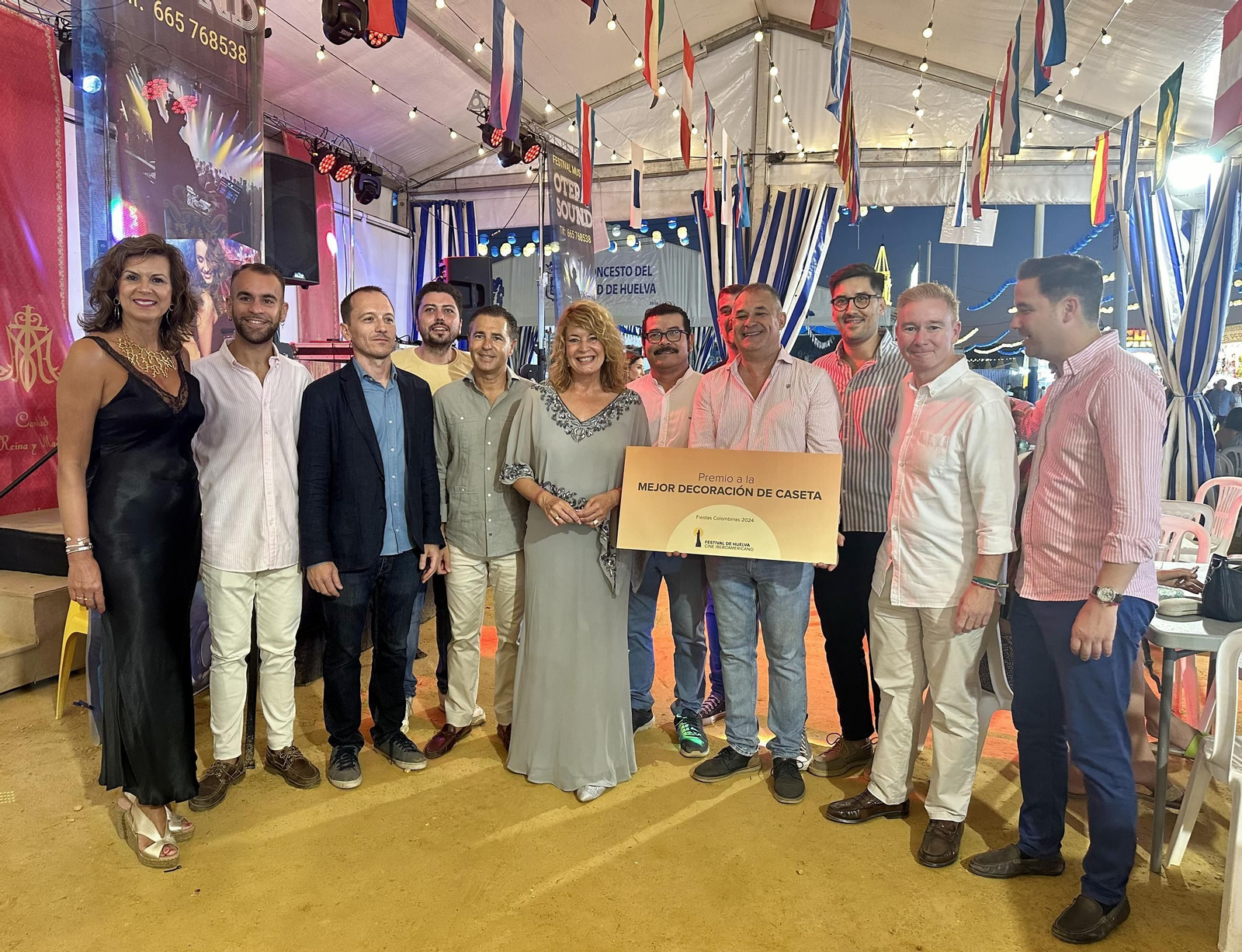 Entrega del premio a la caseta mejor decorada de las Colombinas 2024.