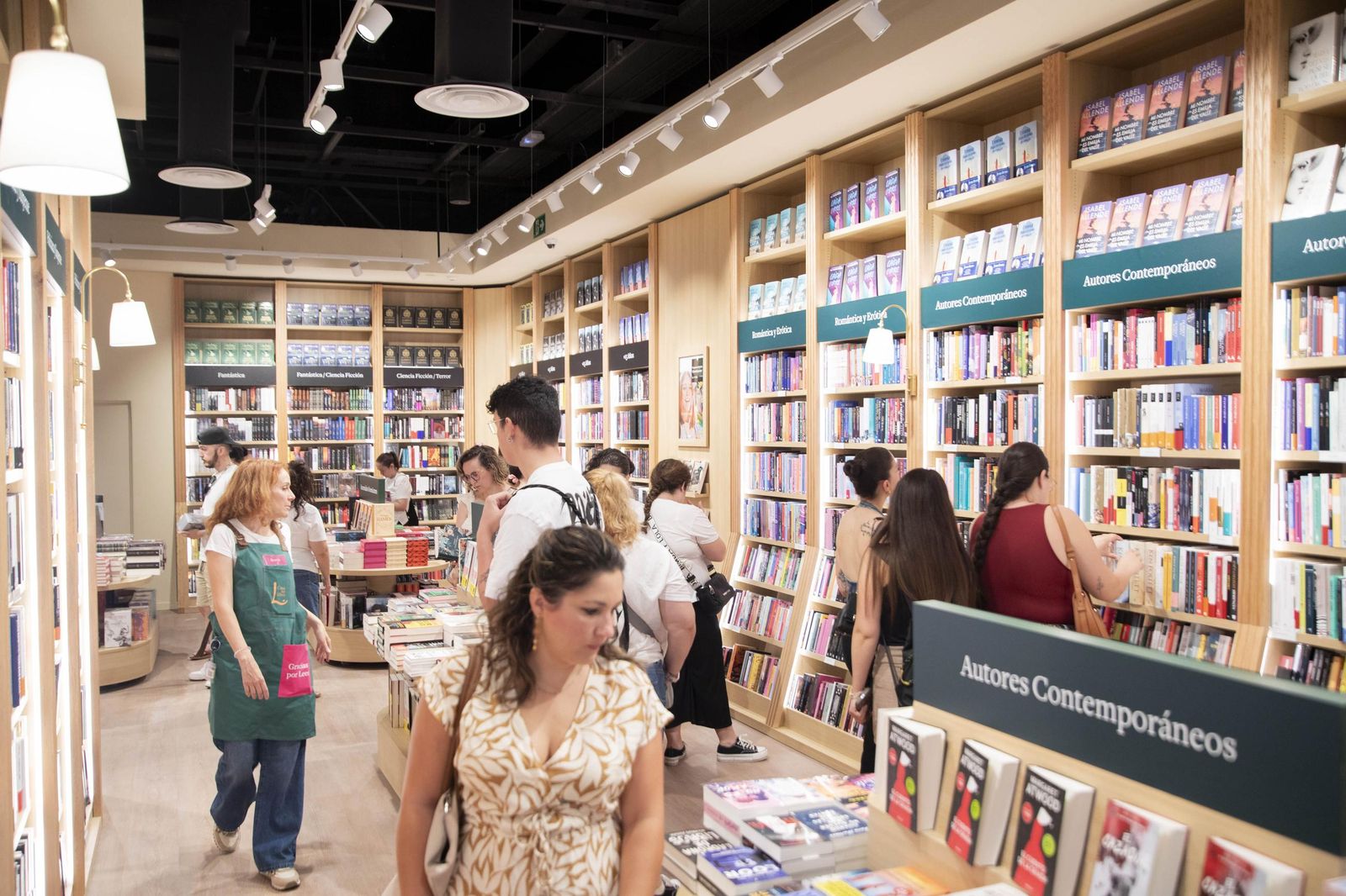 Las imágenes de la apertura de la Casa del Libro en el Centro Comercial Torrecárdenas de Almería